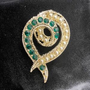 Vintage heart brooch faux pearl and stones gold tone!